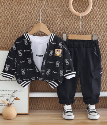 Ensemble garçon 3 pièces avec veste teddy noire motif oursons, t-shirt blanc et pantalon cargo noir.