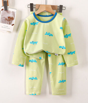 Pyjama vert en coton doux à motif crocodile rigolo. Confortable et chaud, parfait pour les nuits d’hiver et les soirées pyjama.
