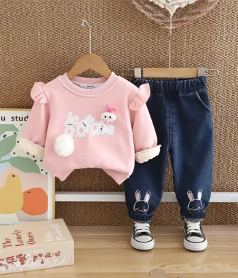 Ensemble fille : pull rose doux brodé de petits lapins et jean confortable, pour un look tendre, pratique et plein de fraîcheur au quotidien.