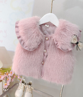 Gilet sans manches en fausse fourrure rose, doux et chic, idéal à superposer pour un look girly et chaleureux en automne ou en hiver.