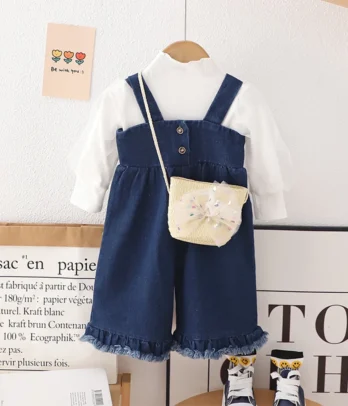 Combinaison 3 pièces en jean pour fillettes : haut coton, salopette denim et veste assortie pour un look tendance, pratique et confortable.