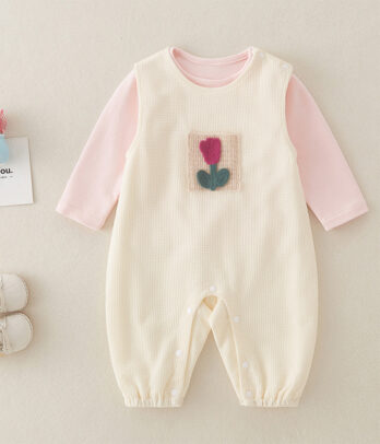 Ensemble bébé avec barboteuse douce et pull rose pastel, confortable et pratique, parfait pour les premiers mois, les sorties ou les photos souvenirs.