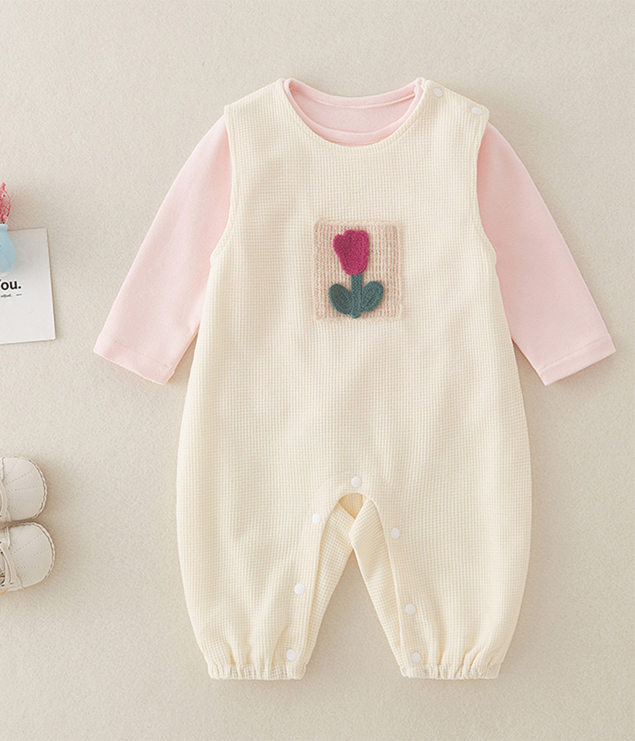 73636 Ensemble bébé avec barboteuse douce et pull rose pastel, confortable et pratique, parfait pour les premiers mois, les sorties ou les photos souvenirs.