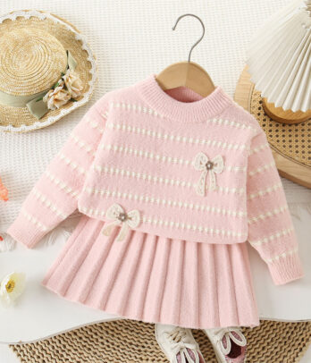 Ensemble raffiné avec jupe plissée rose et haut à nœuds papillon décoratifs, pour un look girly, confortable et parfait lors des occasions spéciales.