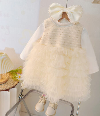 Ensemble robe blanc cassé et pull blanc doux, chic et confortable. Un look raffiné et intemporel, parfait pour l’école, les sorties ou les occasions spéciales.
