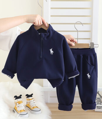 Ensemble jogging bleu nuit alliant confort et élégance avec sweat style polo et pantalon assorti. Parfait pour l’école, les sorties ou la détente.