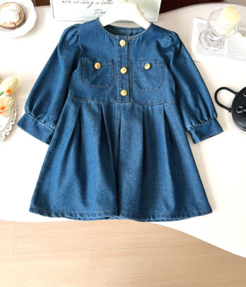 Robe en jean simple, confortable et pratique, parfaite pour l’école, les sorties ou le quotidien, à associer facilement avec t-shirt ou pull.