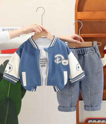 Ensemble enfant style collège américain avec veste teddy bleue et jean décontracté, look sport chic.