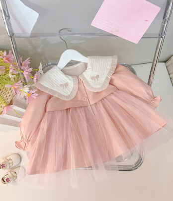 Robe en tulle rose style trench, élégante et féerique, avec ceinture à nouer et jupe vaporeuse, parfaite pour les fêtes et grandes occasions.