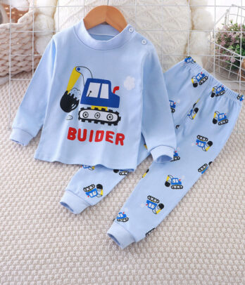 Pyjama bleu clair doux avec motifs engins de chantier, confortable et respirant. Idéal pour les petits constructeurs et leurs nuits pleines d’aventures.