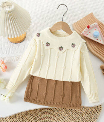 Ensemble chic avec jupe droite et pull en laine blanc cassé, doux et élégant, parfait pour l’hiver, l’école, les sorties ou les occasions spéciales.