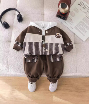 Ensemble garçon Petit Aventurier avec sweat à capuche marron et beige motif ours et pantalon jogger assorti.