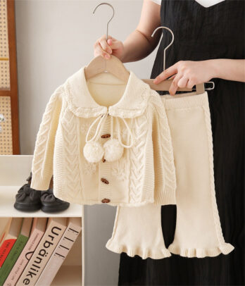 Ensemble en laine beige doux et élégant avec cardigan boutonné et pantalon confortable. Parfait pour l’école, les sorties ou les journées cocooning.