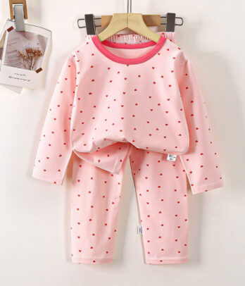 Pyjama deux pièces rose tendre avec imprimés petits cœurs. Doux, confortable et adorable, il offre des nuits paisibles et pleines de câlins.