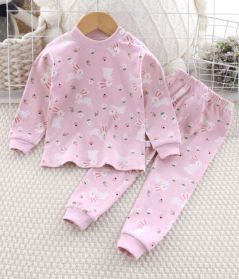 Pyjama rose clair avec petits lapins imprimés, doux et confortable. Idéal pour des nuits paisibles, pleines de tendresse et de jolis rêves.