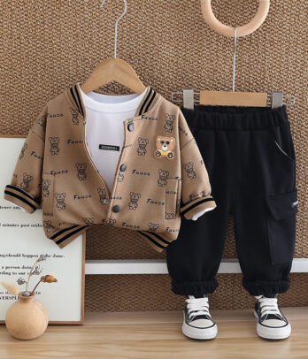 Tenue garçon décontractée avec veste teddy beige imprimé oursons, pantalon noir cargo et t-shirt blanc.