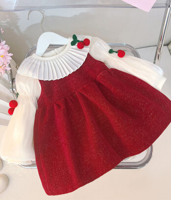 Ensemble adorable composé d’une robe rouge évasée et d’un pull doux orné de cerises. Confortable et pétillant, idéal pour la mi-saison ou les sorties.