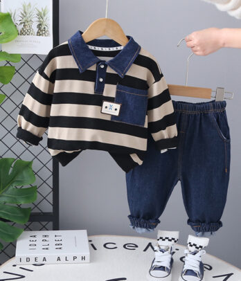 Ensemble garçon urbain avec polo rayé noir et beige col jean et pantalon en denim élastiqué.