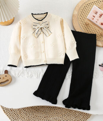Ensemble chic avec pantalon patte d’eph noir et gilet en laine, pour un look rétro, confortable et tendance, idéal au quotidien ou pour les sorties.