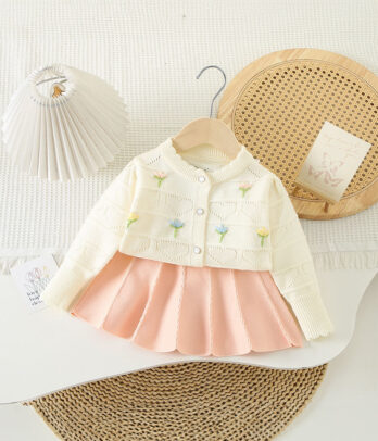 Ensemble rose chic avec cardigan doux et jupe plissée élégante. Douceur, confort et féminité réunis pour un look adorable en toute occasion.