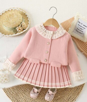 Ensemble en laine pour fille composé d’une jupe évasée et d’un cardigan chic. Doux, chaud et élégant, idéal pour l’automne, l’hiver ou les occasions spéciales.