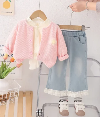 Ensemble 3 pièces : gilet rose doux, haut en coton et jean clair à taille élastique, pour un look chic, confortable et adorable en toute occasion.