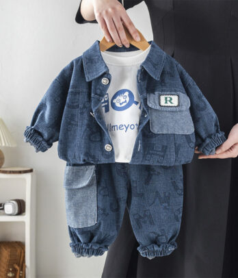 Set 3 pièces en jean pour garçons : veste, pull imprimé et pantalon confort, pour un look casual, résistant et stylé au quotidien.