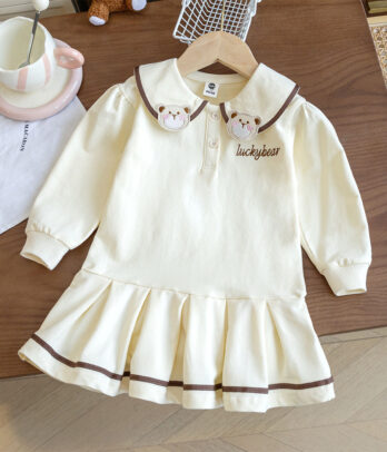 Robe sport « Luckybear » confortable et tendance, avec motif ourson mignon. Parfaite pour l’école, les sorties ou les journées décontractées.