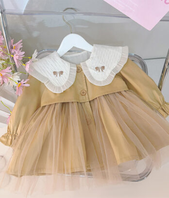 Robe princesse en tulle style trench-coat, chic et magique, avec haut structuré camel et jupon vaporeux. Parfaite pour fêtes, mariages ou occasions spéciales.