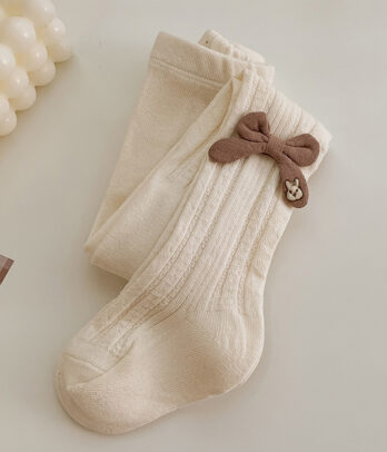 Bas collant de couleur beige avec papillon marron