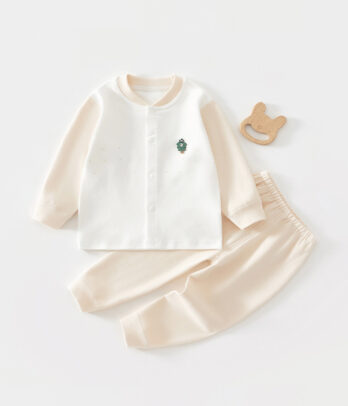 Pyjama bicolore en coton pêche et crème, doux et respirant. Confortable et pratique, il accompagne les soirées d’automne et les doux rituels du coucher.