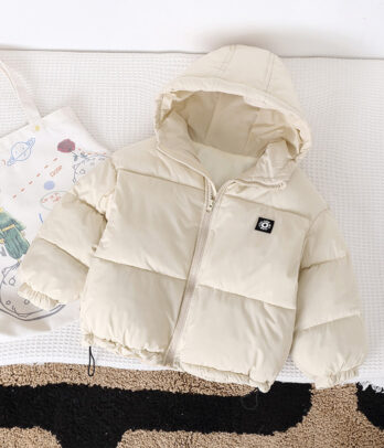 Doudoune blanc cassé rembourrée pour enfants avec capuche intégrée, coupe droite et design épuré. Chaleureuse et légère, elle offre confort et élégance pour affronter l’hiver.