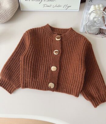 Cardigan fille en maille douce marron avec coupe décontractée, fermeture boutonnée sur le devant et texture moelleuse, parfait pour l’automne.