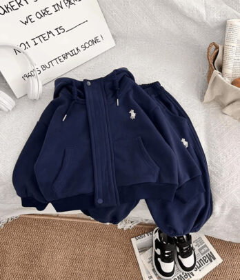 Jogging bleu marine en velours doux avec capuche zippée et pantalon ajustable, confortable et stylé, idéal pour l’école, la maison ou les sorties.