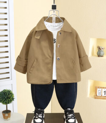 Veste en toile beige pour garçons, légère et stylée, avec fermeture à boutons et poches à rabat, idéale pour les sorties décontractées et les journées d’école.