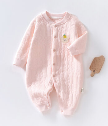 Barboteuse rose 100 % coton, douce et respirante, pensée pour le confort des tout-petits. Légère, pratique et adorable, elle accompagne bébé en toute saison.