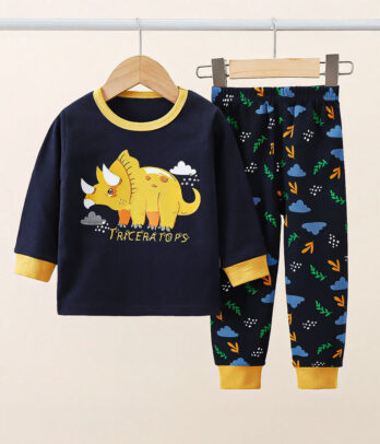 Pyjama deux pièces pour enfant composé d’un haut bleu nuit à manches longues avec imprimé central d’un tricératops souriant, col rond et coutures douces, et d’un pantalon assorti bleu nuit à taille élastiquée décoré de petits motifs de dinosaures, confectionné en coton 100 % doux et respirant pour des nuits confortables et pleines d’aventures préhistoriques.