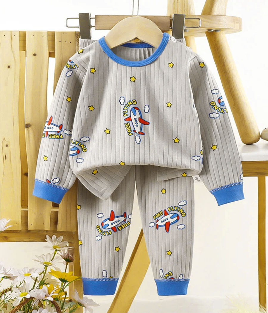 174251 Pyjama gris et bleu "Free Flying" avec motif avion, tissu doux et respirant, pantalon à taille élastique pour des nuits confortables et pleines d’aventures.