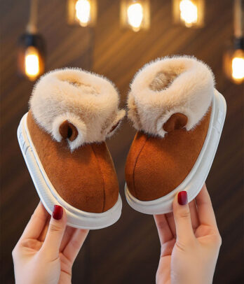 Pantoufles en coton brique et beige, douces, légères et respirantes, parfaites pour offrir confort et style aux petites filles lors des moments cocooning à la maison.