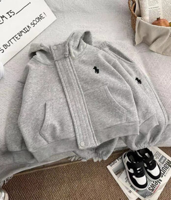 Jogging gris chiné en velours doux avec capuche zippée et pantalon ajustable, chaud, confortable et moderne, parfait pour l’école, la maison ou les sorties.