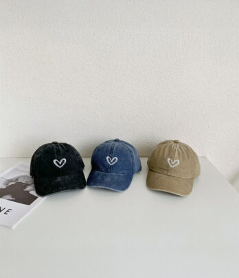 Casquette en jean rétro décorée d’un cœur, idéale pour apporter une touche tendance et originale aux tenues d’automne et d’hiver des petites filles.