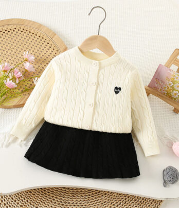 Ensemble fille 2 pièces en laine avec cardigan écru à manches longues et boutons, petit cœur brodé, jupe noire assortie, matière chaude et douce.