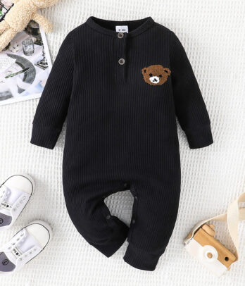 Barboteuse bébé noire unisexe en tissu doux et souple, coupe confortable avec ouvertures pratiques pour un habillage facile, style minimaliste adapté au quotidien.