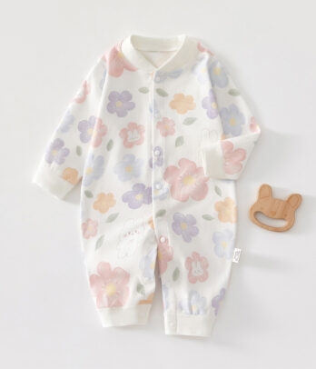 Barboteuse florale pastel en coton doux, légère et confortable. Ses motifs fleuris délicats et ses teintes tendres offrent un look poétique idéal pour l’été.