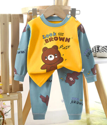 Pyjama bicolore pour enfants composé d’un haut à manches longues jaune et bleu vert avec imprimé central d’un ours brun mignon, col rond et finitions confortables, accompagné d’un pantalon assorti à taille élastiquée, uni ou décoré de petits motifs d’ours, confectionné dans un tissu doux et agréable pour des nuits cocooning en toute liberté de mouvement.
