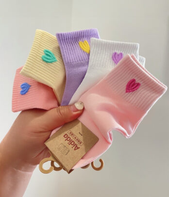 Chaussettes colorées en coton doux et respirant, confortables et faciles à assortir, idéales pour ajouter une touche de fun aux tenues du quotidien.
