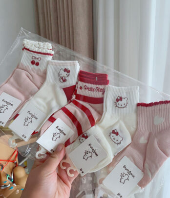 Chaussettes roses en coton doux à l’effigie de Hello Kitty, confortables et respirantes, idéales pour les filles de 7 à 9 ans au quotidien ou en sortie.