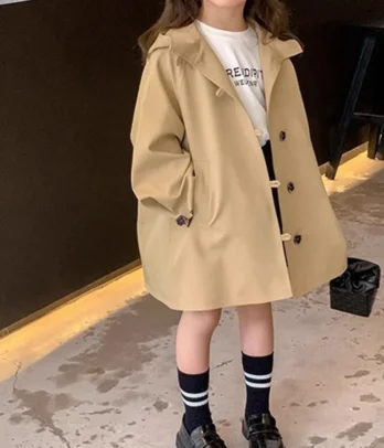 Trench-coat oversize couleur camel pour enfants, coupe ample et décontractée avec col classique, boutons discrets et poches pratiques. Style chic et minimaliste, idéal pour l’automne-hiver.
