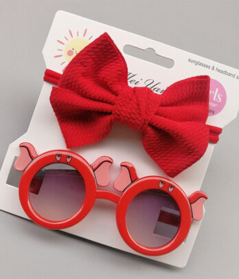 Set lunettes et bandeau rouge pour filles. Un duo fun et coloré pour illuminer les tenues d’été, parfait dès 2 ans pour les sorties, fêtes ou séances photo.