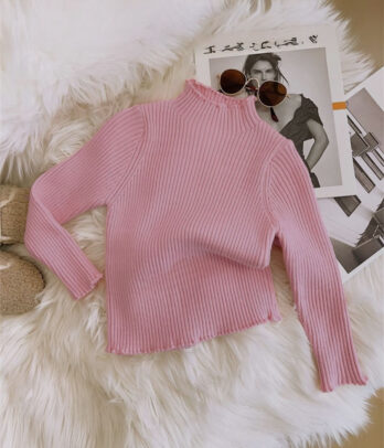 Pull tricoté rose pastel pour enfant avec demi col roulé, maille douce et chaude, finitions côtelées et coupe confortable, idéal pour les journées fraîches.